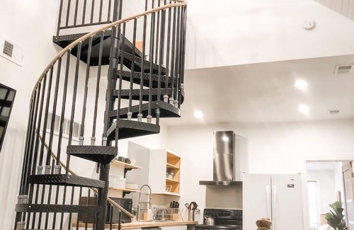 Westside North Casa | DOWNTOWN, 5 STARs, 65" TV, 4 BR / 3 baths EN-suite, UPDATED, walkable, BOOK NOW