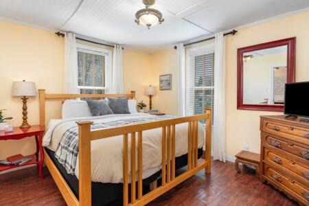 Michigan City Casa | Downtown 5Bed Walking Distance to Beach Sleeps 16