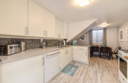 Central Sacramento Casa | Downtown ALHAMBRA HOUSE Camine hasta ALL J Street y Midtown Back Yard Grill Parking