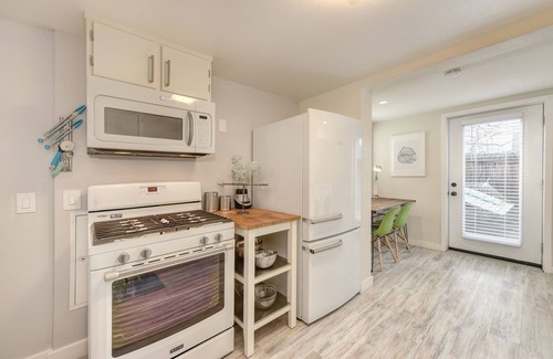 Central Sacramento Casa | Downtown ALHAMBRA HOUSE Camine hasta ALL J Street y Midtown Back Yard Grill Parking