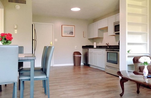 Greensboro Apartamento | Downtown Apartment conveniently located to all!