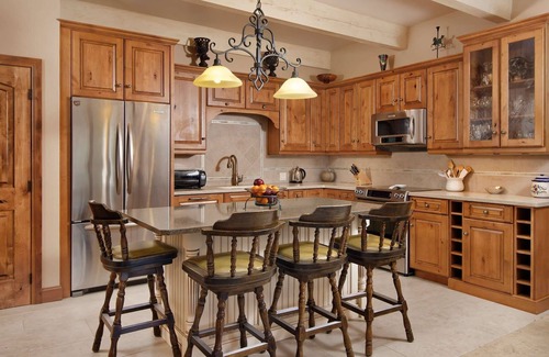 Aspen Condominio | ¡Nuevo listado! ¡Increíble ubicación en el centro de Aspen! 50 yardas a la góndola. Madera FP. Lavadora secadora.