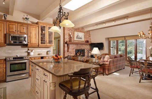 Aspen Condominio | ¡Nuevo listado! ¡Increíble ubicación en el centro de Aspen! 50 yardas a la góndola. Madera FP. Lavadora secadora.