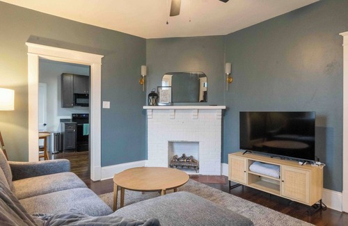 Harrisonburg Casa | Downtown at Green - Renovated Charming House close to Sentara RMH, JMU, and EMU!