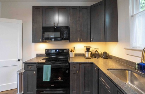 Harrisonburg Casa | Downtown at Green - Renovated Charming House close to Sentara RMH, JMU, and EMU!