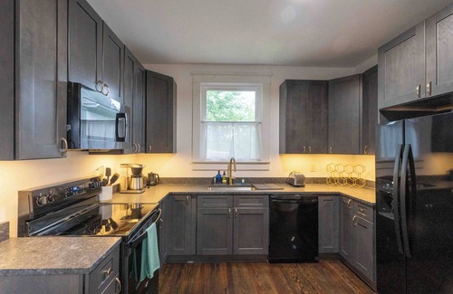 Harrisonburg Casa | Downtown at Green - Renovated Charming House close to Sentara RMH, JMU, and EMU!
