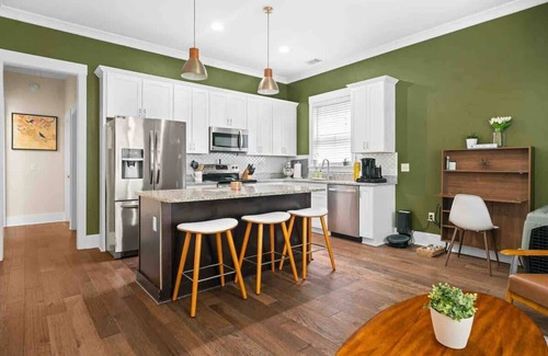 Dixon Park Apartamento | Downtown at The Peach House Dogs Welcome Fully Fenced Yard and Off-street Parki