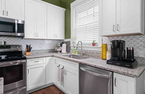 Dixon Park Apartamento | Downtown at The Peach House Dogs Welcome Fully Fenced Yard and Off-street Parki