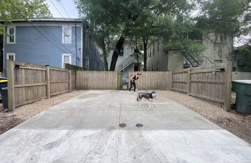 Dixon Park Apartamento | Downtown at The Peach House Dogs Welcome Fully Fenced Yard and Off-street Parki