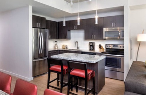 Civic District Condominio | Downtown Austin: Luxe 2-Bed Condo with Rooftop Pool & F1 Thrills!