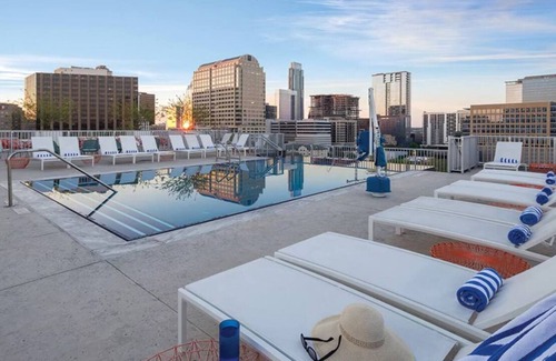 Civic District Condominio | Downtown Austin: Luxe 2-Bed Condo with Rooftop Pool & F1 Thrills!