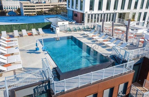 Civic District Condominio | Downtown Austin: Luxe 2-Bed Condo with Rooftop Pool & F1 Thrills!