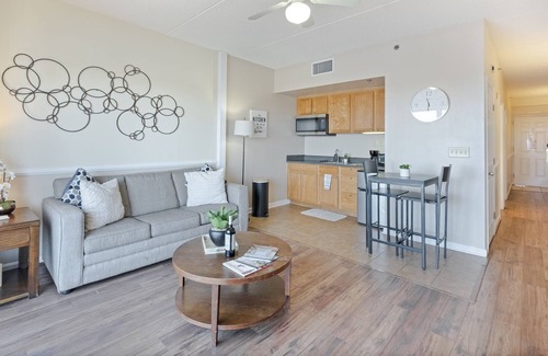 Downtown Wilmington Condominio | Downtown - Balcony overlooks river - Free parking