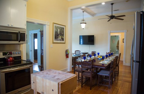 New Braunfels Casa | El centro de belleza, Belle of the Ball. 4 dormitorios, 2 baños completos. Justo en el centro.