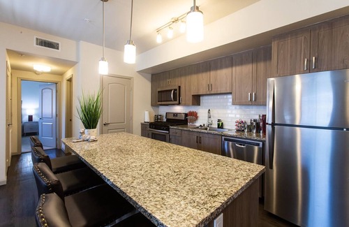 Camarillo Apartamento | Downtown Camarillo*3 Resort like Pools*3 Fitness Ctrs*EVChargers*Gated*SelfChkIn