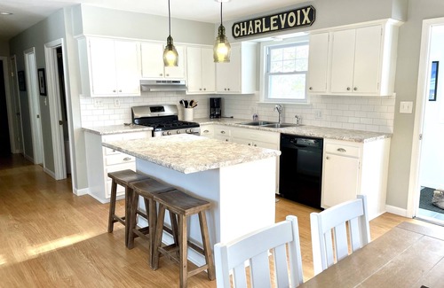 Charlevoix Casa | 13 y 14 de agosto; 25 a 30 de agosto + septiembre / octubre aperturas! DOWNTOWN Charlevoix HOME, 3Bd / 1bath