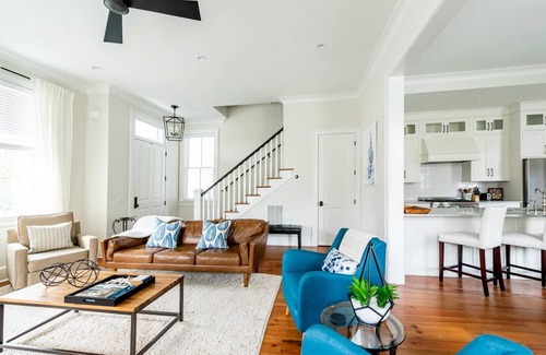 Historic District - North Casa | Downtown Chic w/ Private Parking 1 Block From Broughton St. by Lucky Savannah