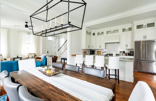 Historic District - North Casa | Downtown Chic w/ Private Parking 1 Block From Broughton St. by Lucky Savannah