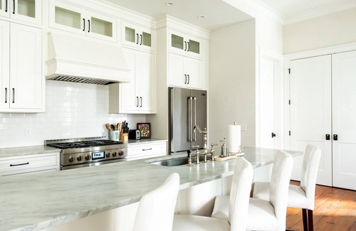 Historic District - North Casa | Downtown Chic w/ Private Parking 1 Block From Broughton St. by Lucky Savannah