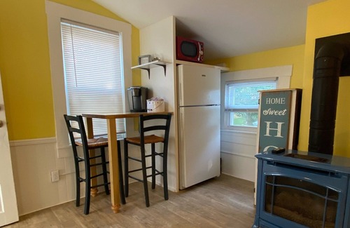 Bristol Cabaña | Downtown Cottage! Sleeps 5! Fully fenced in. Near wedding venues + Roger Will U!