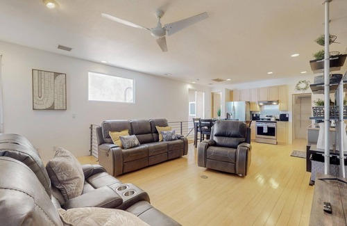 Spruce Park Casa | Downtown Deluxe Townhome, Near UNM