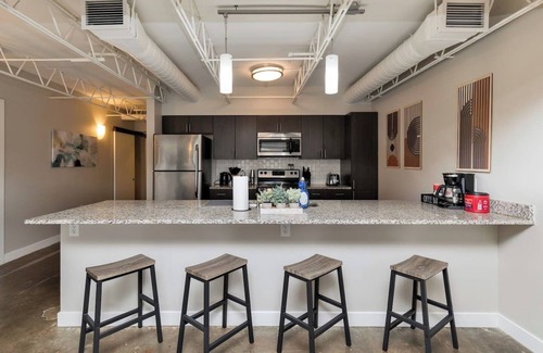 Downtown Des Moines Apartamento | Downtown Des Moines Gem: 2BR/2BA + Balcony & Grill