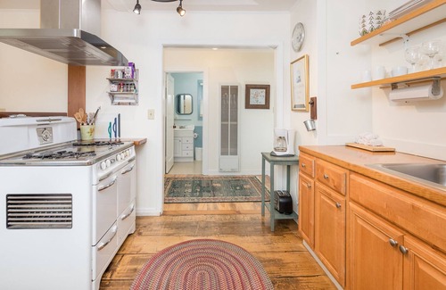 Arcata Apartamento | ✌️Downtown Digs, Enjoy shared sauna, hot tub & yard at this dog-friendly property in town