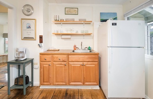 Arcata Apartamento | ✌️Downtown Digs, Enjoy shared sauna, hot tub & yard at this dog-friendly property in town