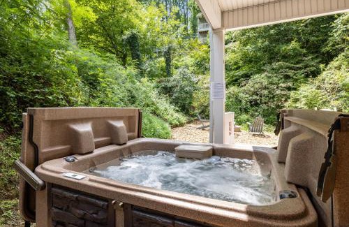 Gatlinburg Casa | Downtown Dolly is a 2 bed 2bath creekside cottage only a half mile from downtown Gatlinburg