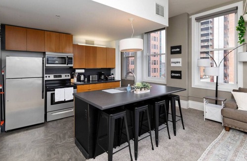 Downtown Des Moines Apartamento | Downtown Dream 2br w/ City Views 2 blocks to Court