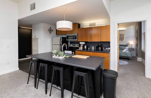 Downtown Des Moines Apartamento | Downtown Dream 2br w/ City Views 2 blocks to Court