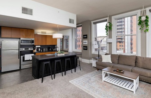 Downtown Des Moines Apartamento | Downtown Dream 2br w/ City Views 2 blocks to Court