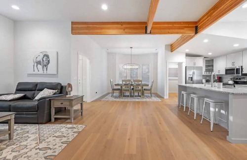 East End Casa | Downtown Dream: Modern Comfort