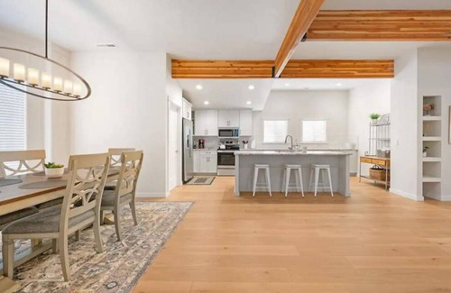 East End Casa | Downtown Dream: Modern Comfort