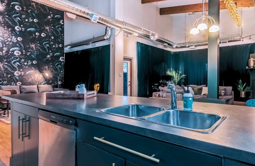 North Central Edmonton Apartamento | Downtown Edmonton Loft - Brewery District walking distance to rogers place.