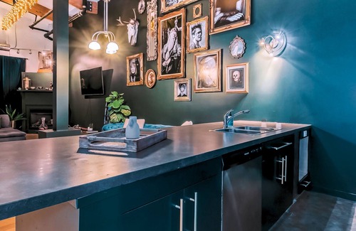 North Central Edmonton Apartamento | Downtown Edmonton Loft - Brewery District walking distance to rogers place.