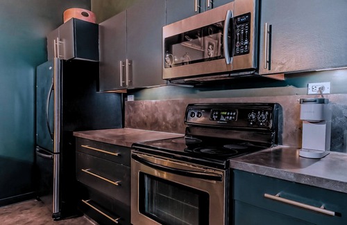 North Central Edmonton Apartamento | Downtown Edmonton Loft - Brewery District walking distance to rogers place.