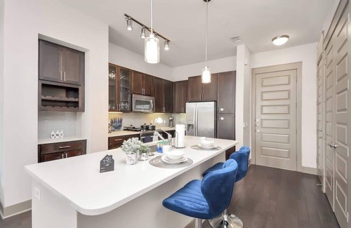 Central Business District Apartamento | Downtown Elegance:Upscale Houston Retreat King Bed