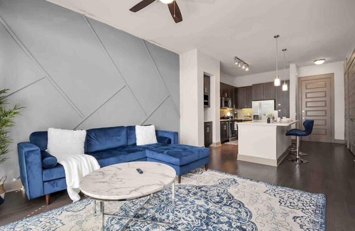 Central Business District Apartamento | Downtown Elegance:Upscale Houston Retreat King Bed