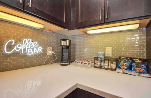 Central Business District Apartamento | Downtown Elegance:Upscale Houston Retreat King Bed