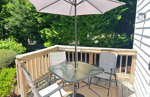 Falmouth Condominio | Downtown Falmouth! Location, location! Steps to great restaurants and shops!