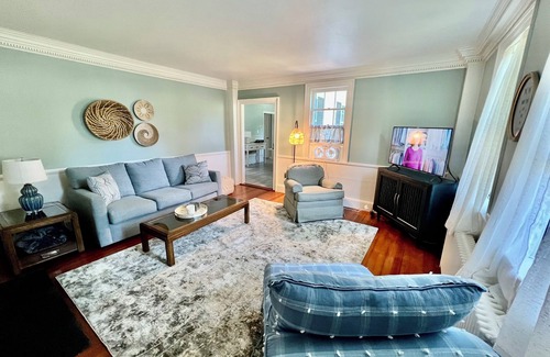 Falmouth Condominio | Downtown Falmouth! Location, location! Steps to great restaurants and shops!
