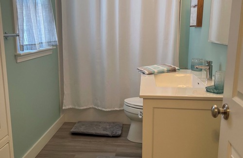Falmouth Condominio | Downtown Falmouth! Location, location! Steps to great restaurants and shops!