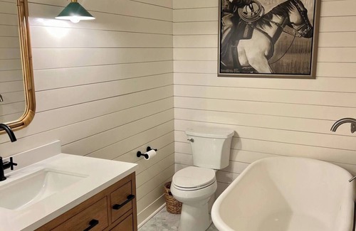 Thomasville Otro | Downtown Farmhouse