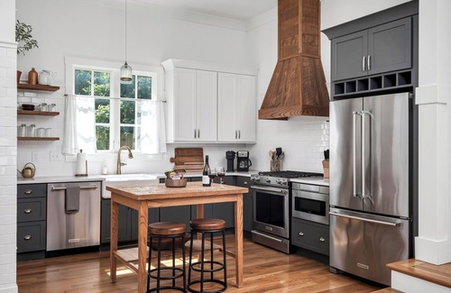Historic Downtown Franklin Casa | Downtown Franklin Farmhouse. Steps to Dining, Shops & Cafes