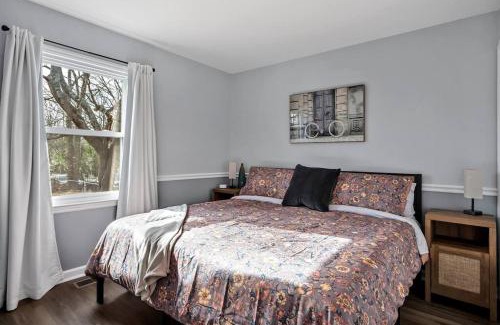 Apex Casa | Downtown Gem, 2 Kings, 1 Queen, Newly Renovated