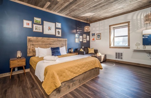 Prescott Casa | Center of Downtown, walk everywhere! King bed | kitchenette