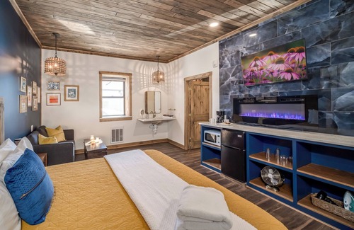 Prescott Casa | Center of Downtown, walk everywhere! King bed | kitchenette