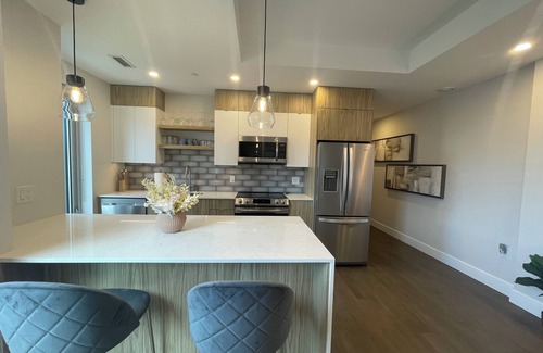 Downtown Halifax Apartamento | Downtown Halifax, spotless & modern 2 BR, 2 BATH in the heart of it all.