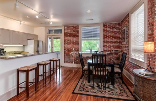 Hendersonville Apartamento | Centro de Hendersonville Loft con balcón privado con vistas a la calle principal.